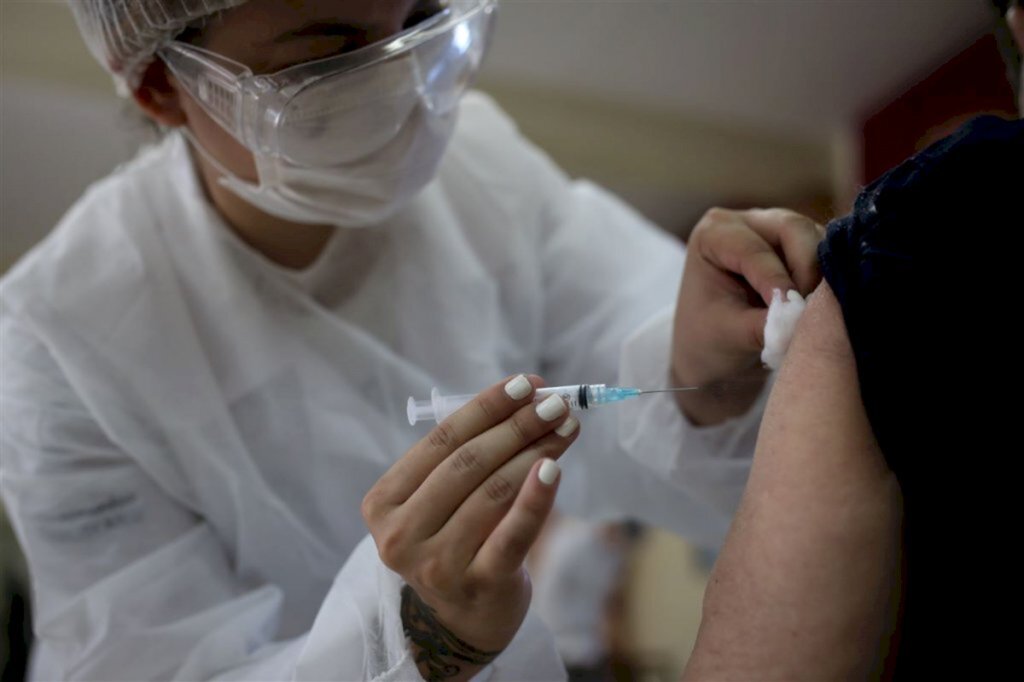 Covid-19: pessoas já infectadas devem esperar um mês antes de vacinar