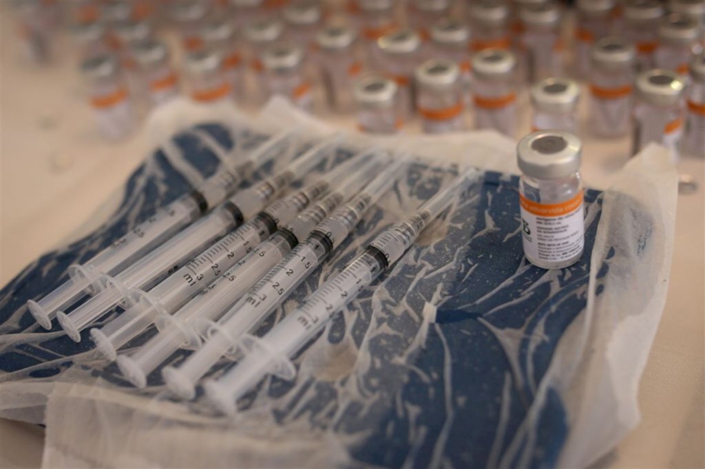 Quatro lotes da CoronaVac renderam 10% menos doses que o esperado