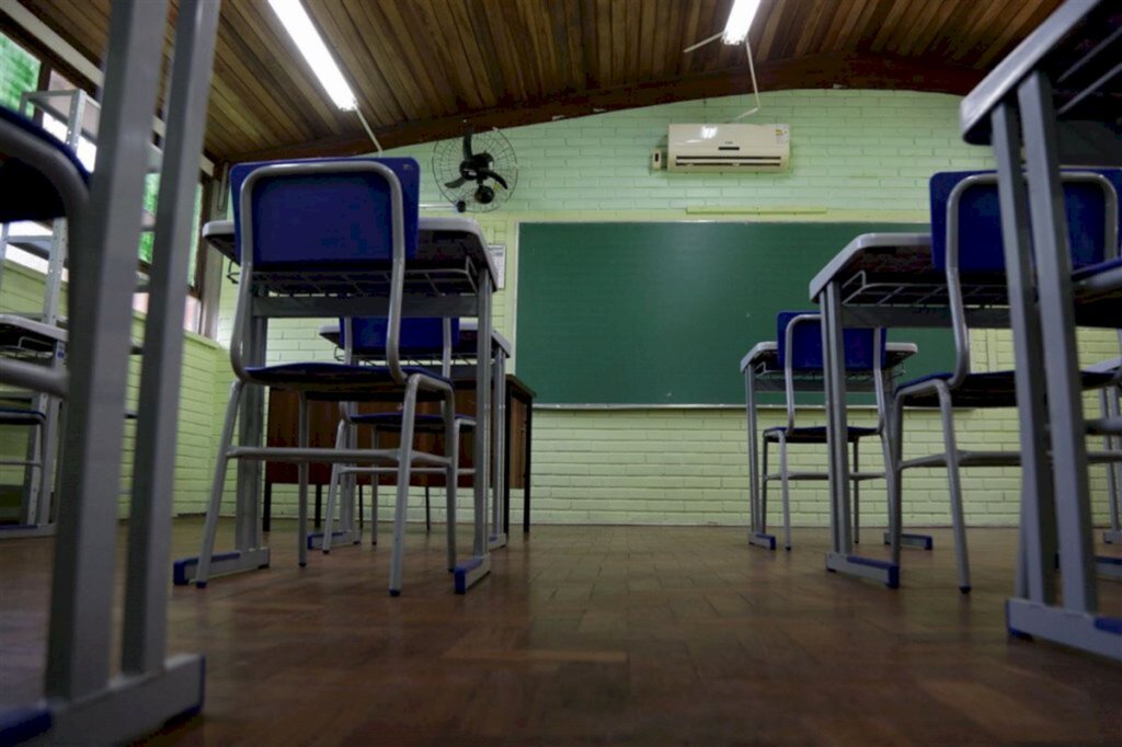 Governo estadual volta ao STF para pedir aulas presenciais na bandeira preta