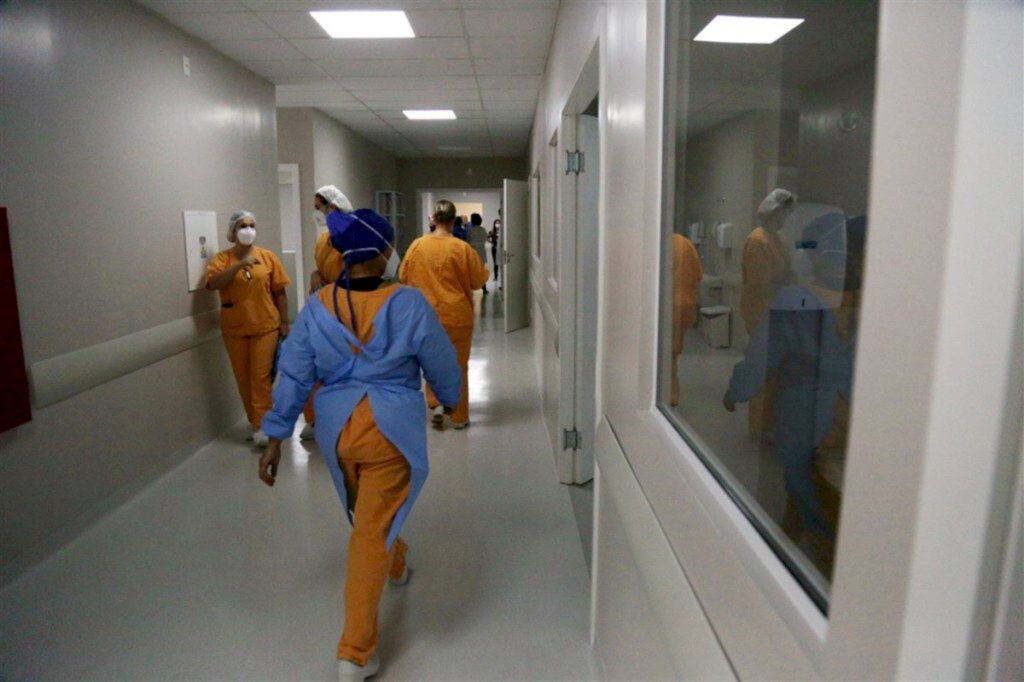 Ocupação de leitos de UTI na rede pública segue acima dos 100% nesta sexta-feira