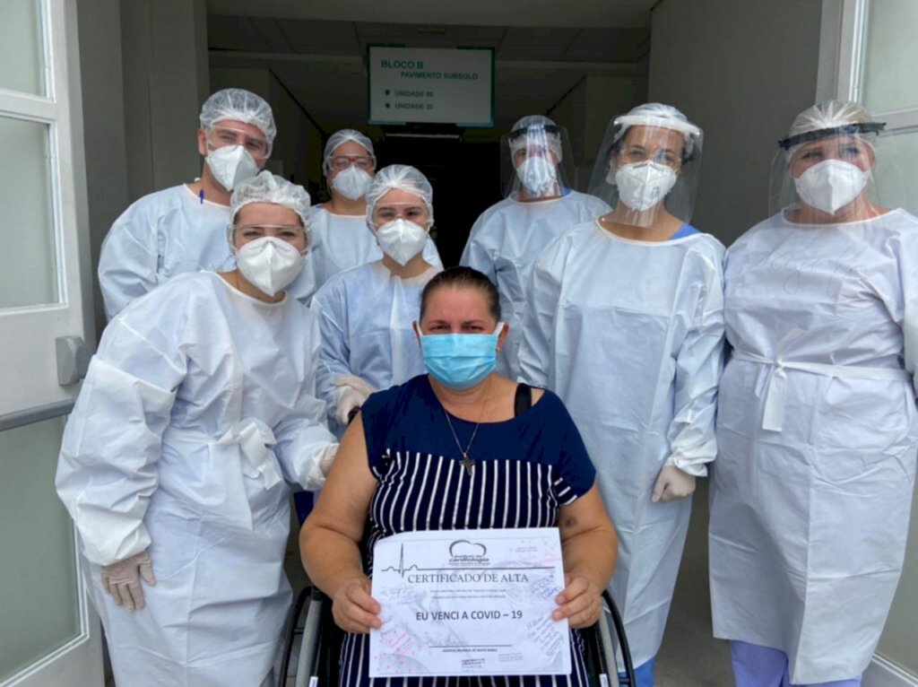 Com leitos ocupados, pacientes chegam a esperar dias em pronto-atendimentos