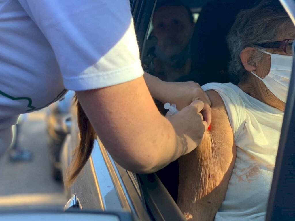 VÍDEO: idosos a partir de 85 anos recebem a segunda dose da CoronaVac nesta quinta-feira