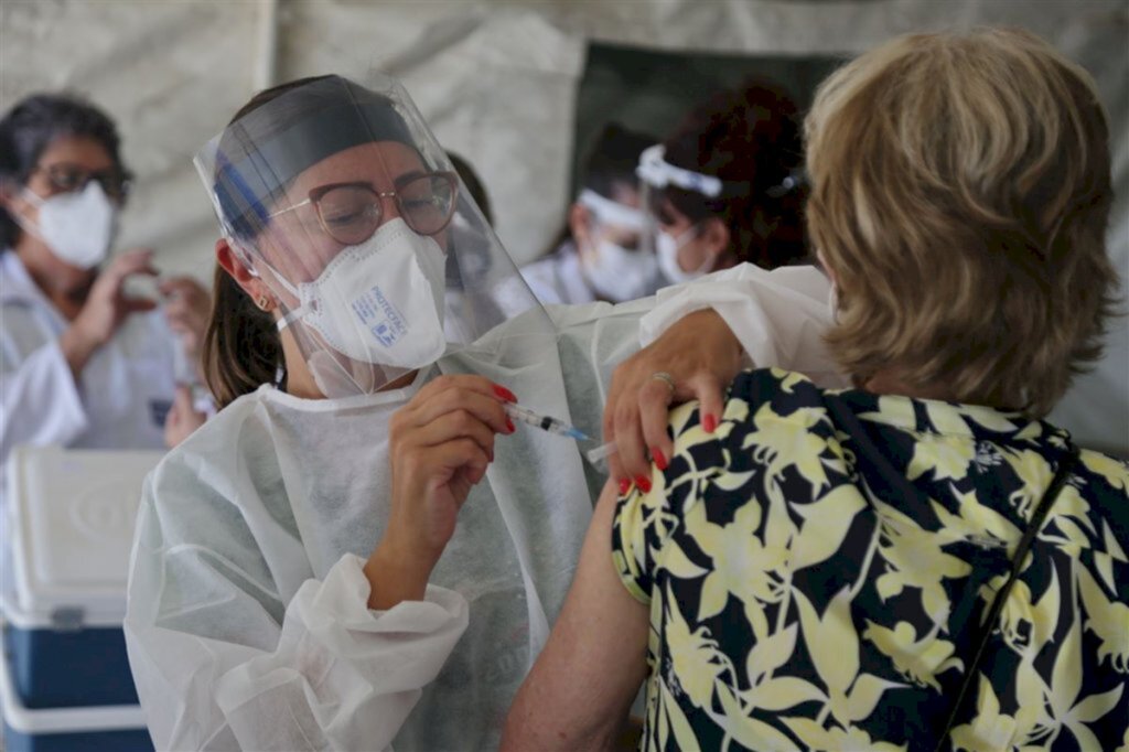VÍDEO: vacinação recomeça para pessoas com 80 anos ou mais
