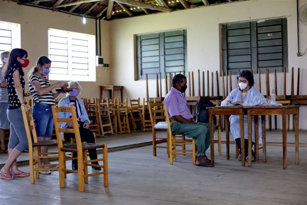 título imagem Vovôs e vovós que vivem no interior de Santa Maria começam a ser vacinados