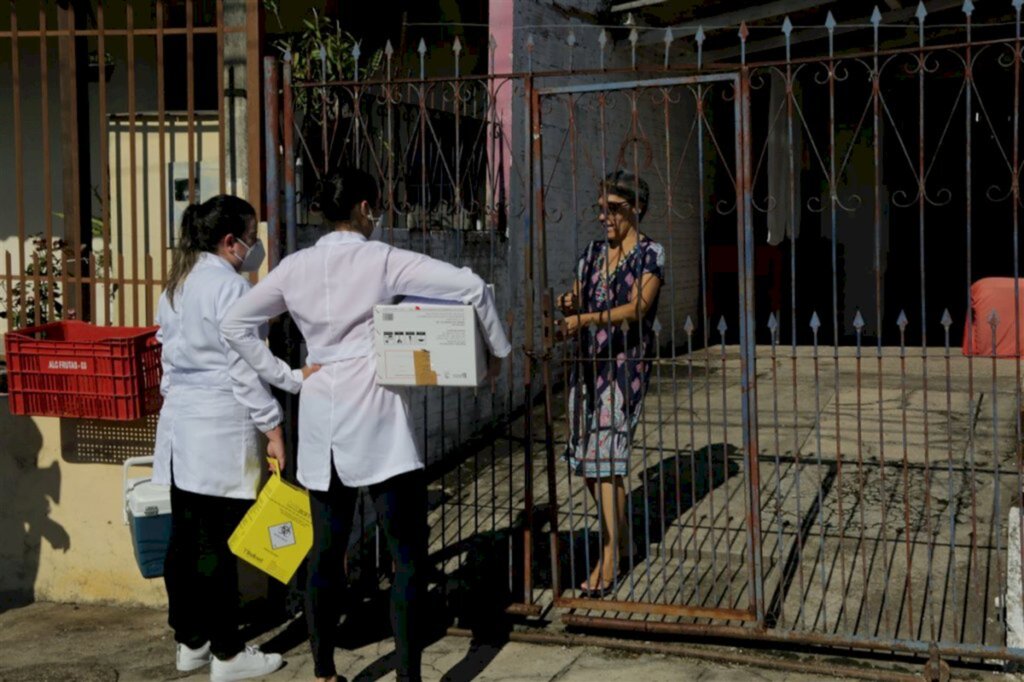 Vacina já chega nas casas de pessoas acamadas