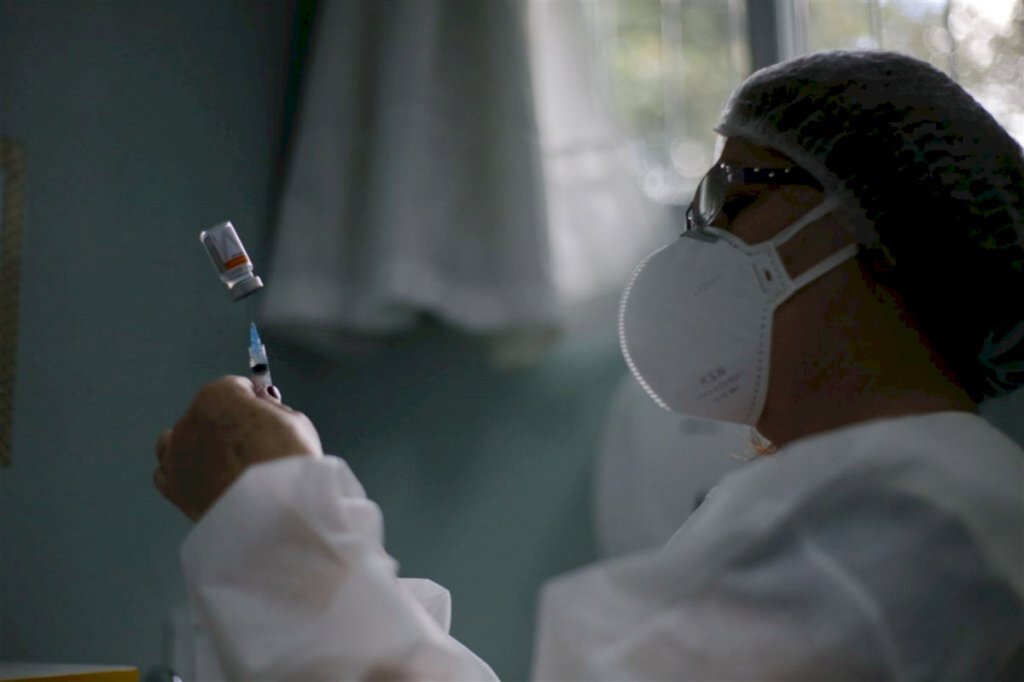 Resolução organiza prioridade de vacinação de trabalhadores da saúde