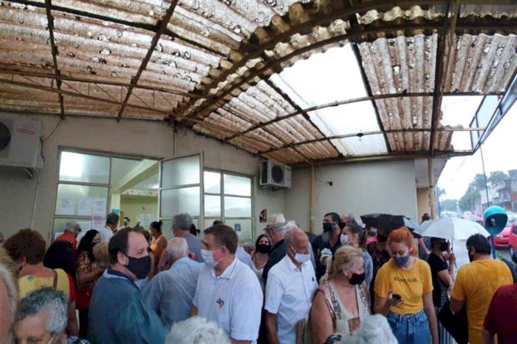 Vacinação tem filas extensas, horas de espera e aglomeração em postos de saúde