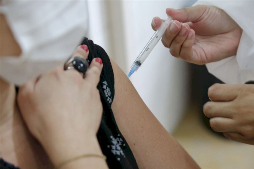 Vacinação de idosos acima de 85 começa nesta terça-feira em municípios da região