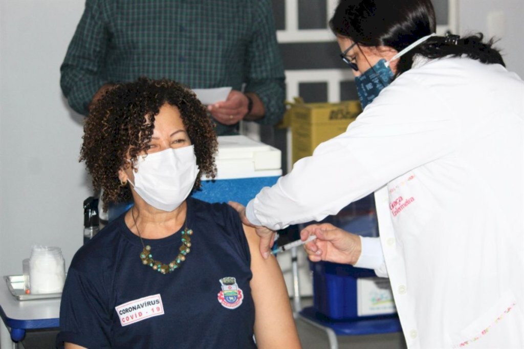 VÍDEO: com idosos e profissionais da saúde, região começa vacinação