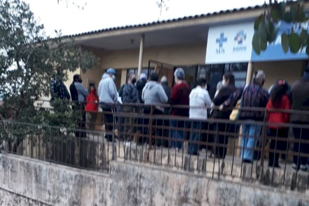 Paciente registra aglomeração em frente a unidade de saúde em Santa Maria