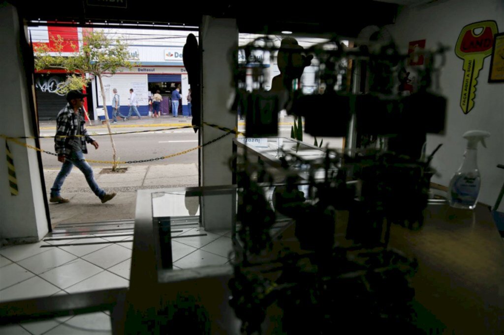 Novo decreto tem regras mais rígidas e comércio em turno único