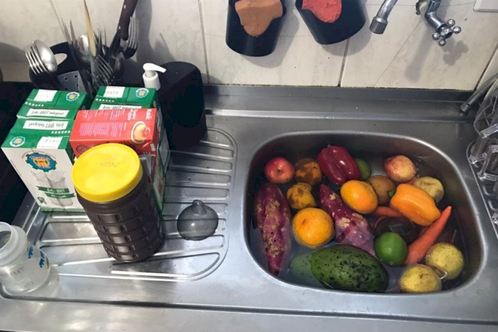 título imagem VÍDEO: especialistas explicam riscos da contaminação do coronavírus por meio de roupas, objetos e até da barba