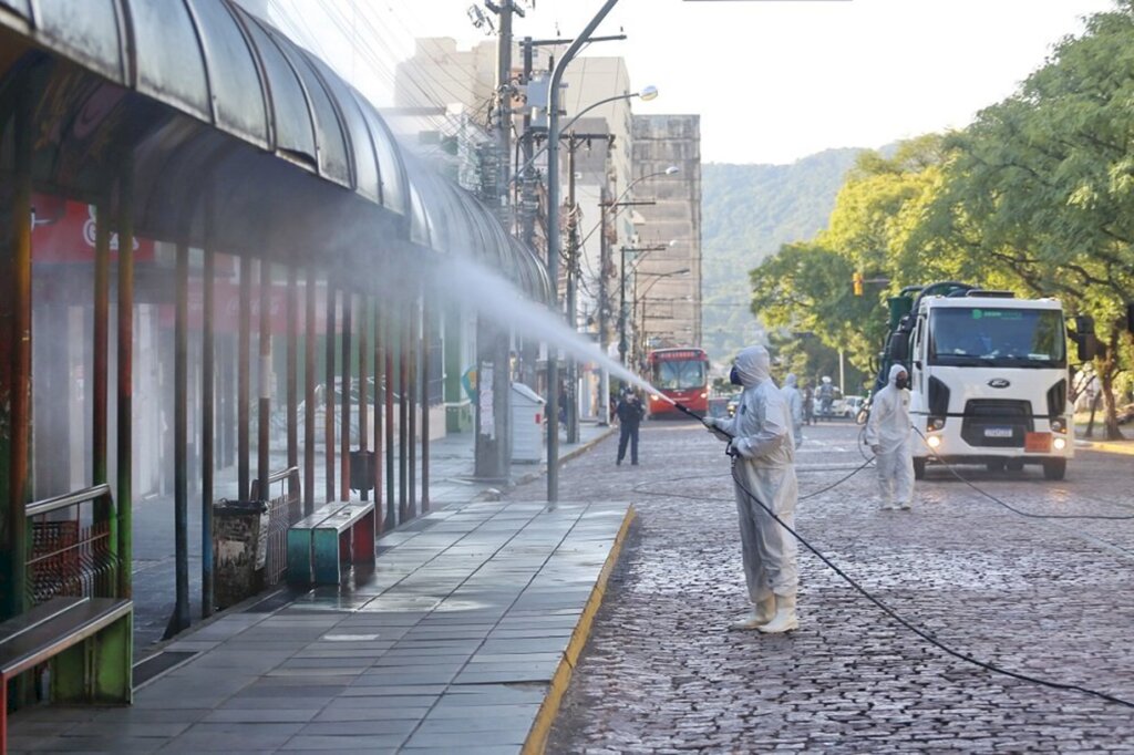 VÍDEO: em prevenção ao coronavírus, Calçadão e paradas de ônibus recebem limpeza