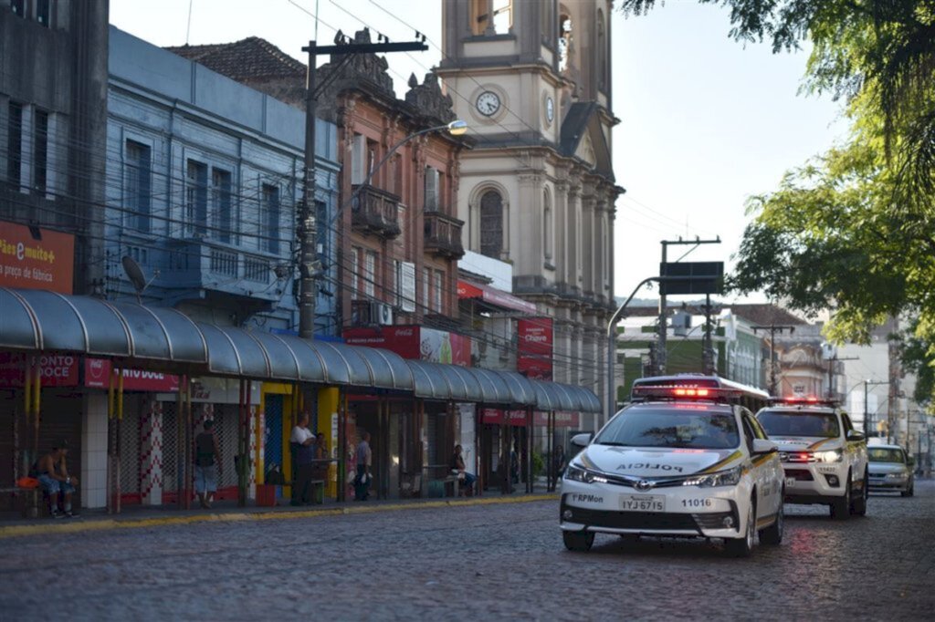 VÍDEO: com ruas vazias, policiais pedem para população ficar em casa