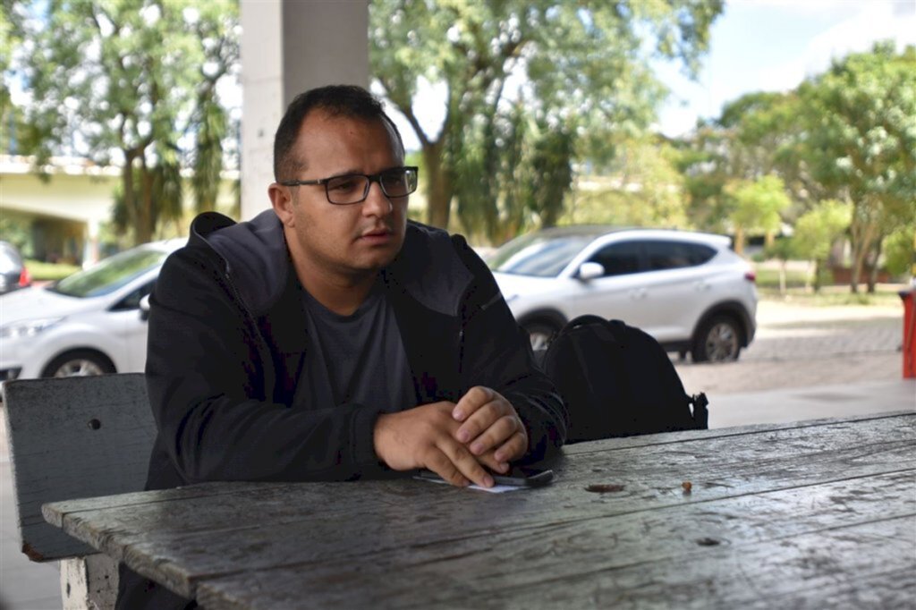 Foto: Gabriel Haesbaert (Diário) - A família de Thailer Gonçalves reside em Porto Alegre. Ele optou por ficar em Santa Maria, no momento, para evitar contato com os pais, que fazem parte do grupo de risco