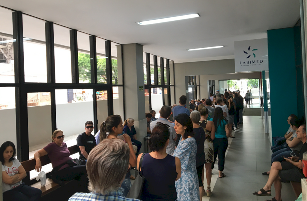 VÍDEO: contrariando recomendação, pessoas fazem fila para se vacinar contra gripe