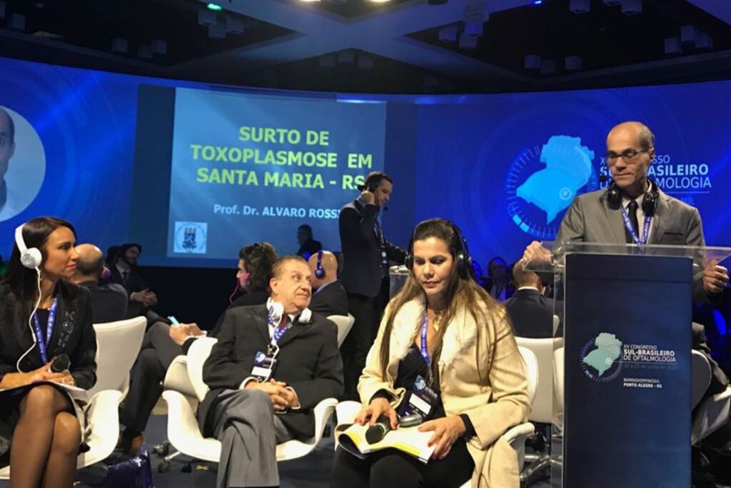 Foto: Alvaro Rossi (Divulgação) - Oftalmologista Álvaro Rossi foi um dos palestrantes de congresso em Porto Alegre (acima), realizado na semana passada, que tratou sobre o surto em Santa Maria. Médico alerta que todas as pessoas que tiveram a doença precisam passar por avaliação ocular