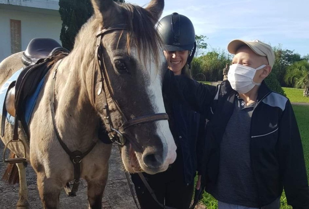 VÍDEO: doação de sangue dá a menino a chance de matar saudade de cavalos
