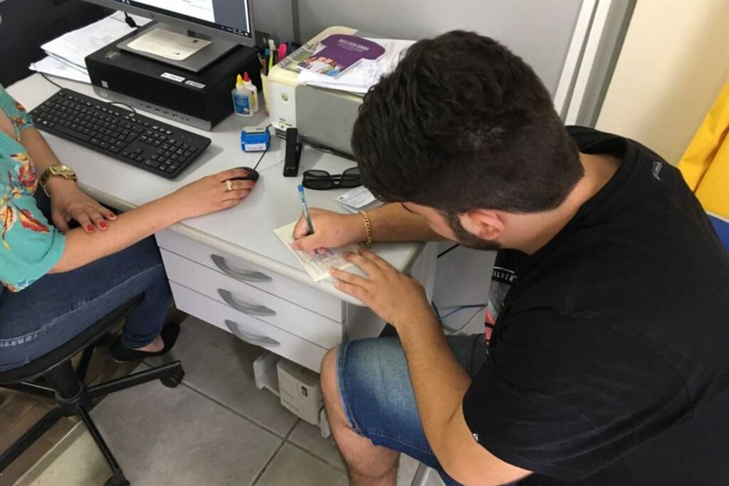 Foto: Dandara Flores Aranguiz (Diário) - O estudante Gabriel foi retirar a certificação ontem