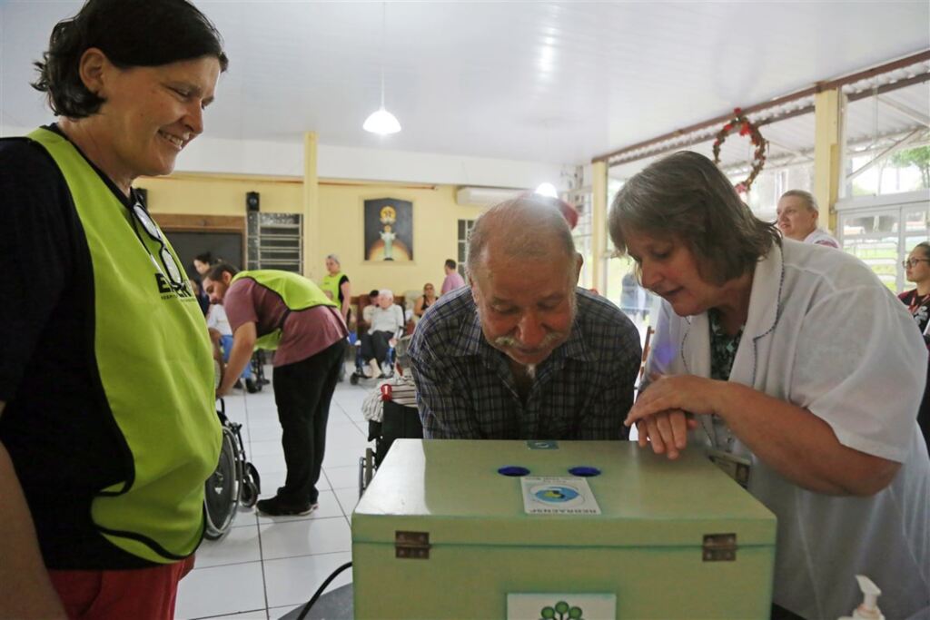 Foto: Gabriel Haesbaert (Diário) e Amanda Xavier (Divulgação) - A enfermeira Noeli Landerdahl (à dir.) mostrou ao seu Nestor como higienizar de forma correta as mãos na hora de lavá-las