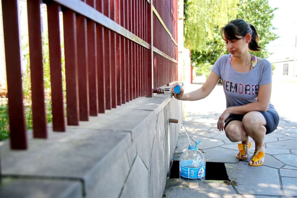 Foto: Renan Mattos (Diário) - Para beber, a cuidadora Lisiane Pompeu recorre à agua do poço do vizinho Ernani