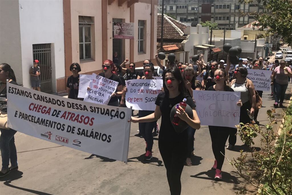 Com salários atrasados e em greve, servidores fazem ato em Cruz Alta