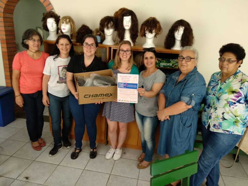 Cabelo doado por voluntárias chega a instituição que ajuda pessoas com câncer