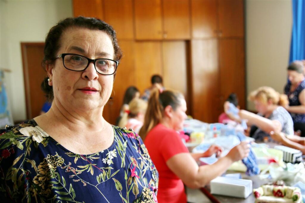 Foto: Renan Mattos - Elisa Diná Vieira Pinto ajuda pessoas em situação de vulnerabilidade e fazer artesanato e desenvolver uma nova fonte de renda