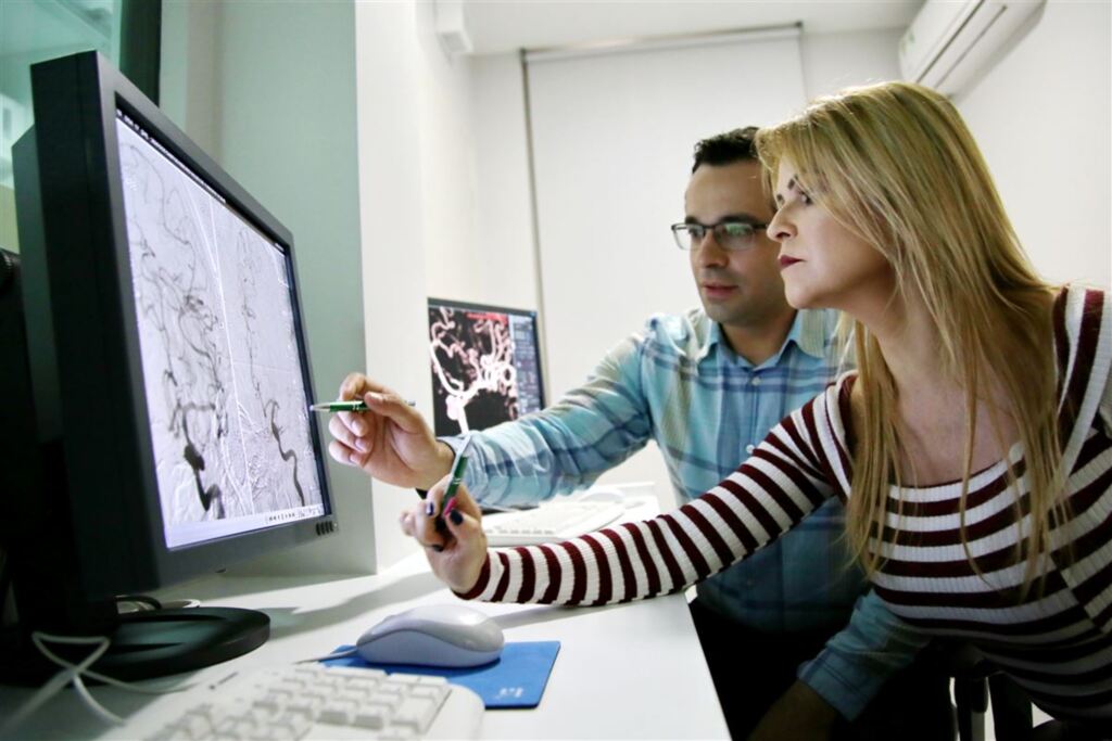 Foto: Renan Mattos (Diário) - Médicos mostram como retiraram o coágulo de uma artéria através do cateterismo cerebral