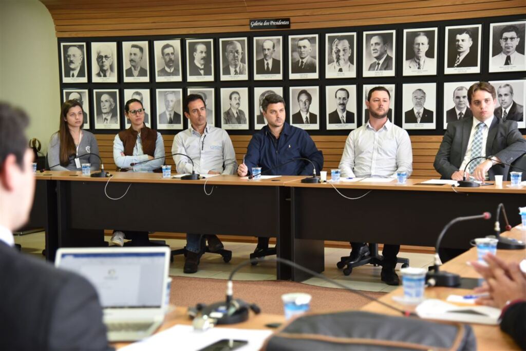 Endividadas, entidades se reúnem para discutir SUS na Região Central