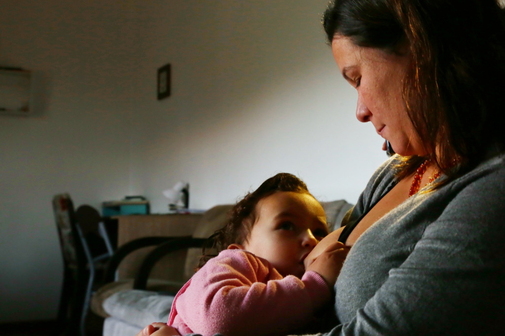 Foto: Charles Guerra (Diário) - A servidora pública Ravele Bueno Goularte não abre mão de amamentar a pequena Luiza. Segundo ela, o ato reforça os vínculos