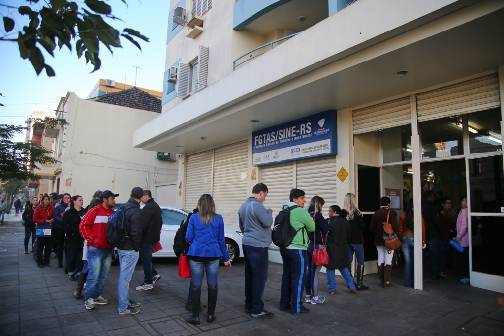 Foto: Gabriel Haesbaert (Diário) - Dentro da agência do Sine, o movimento ainda era intenso por volta das 16h. Fluxo de atendimento triplicou em dia atípico