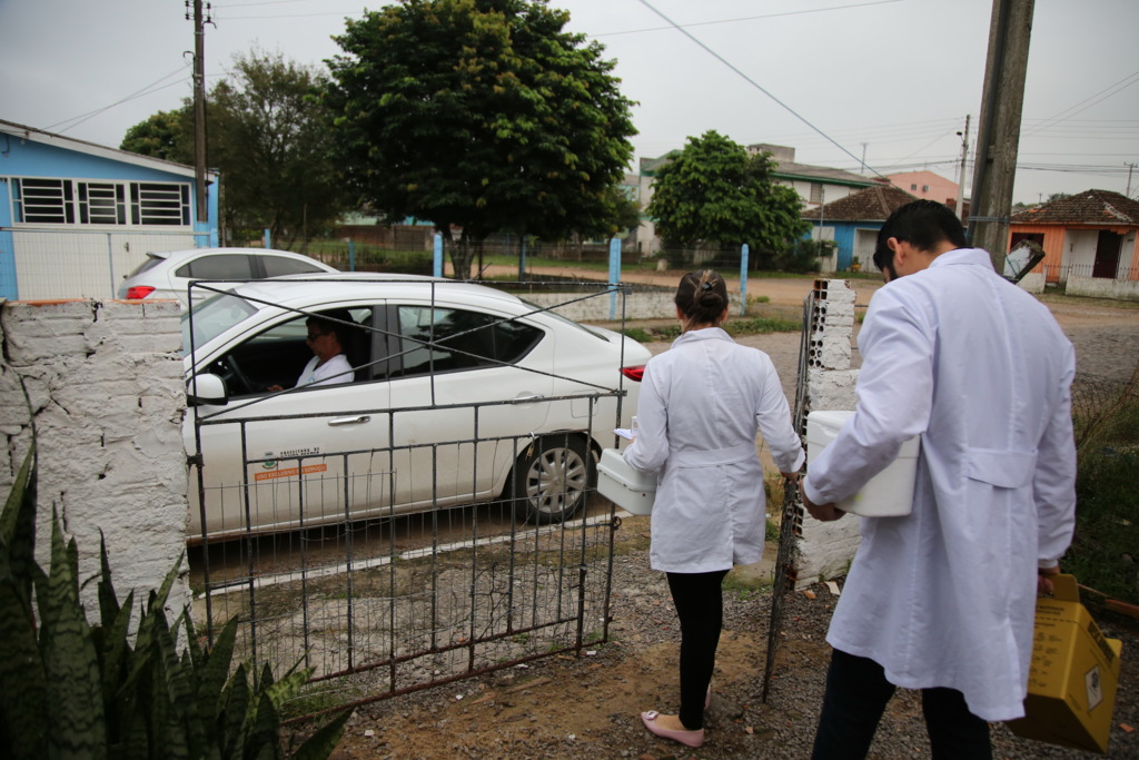 Foto: Gabriel Haesbaert (Diário) - Equipes da Vigilância em Saúde visitam pacientes que tiveram o diagnóstico positivo para coletar mais informações sobre a doença