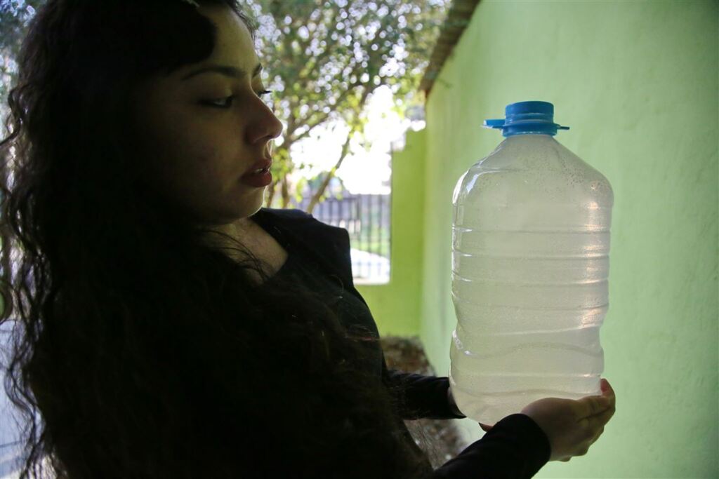 Água com cor escura preocupa moradores da Região Oeste