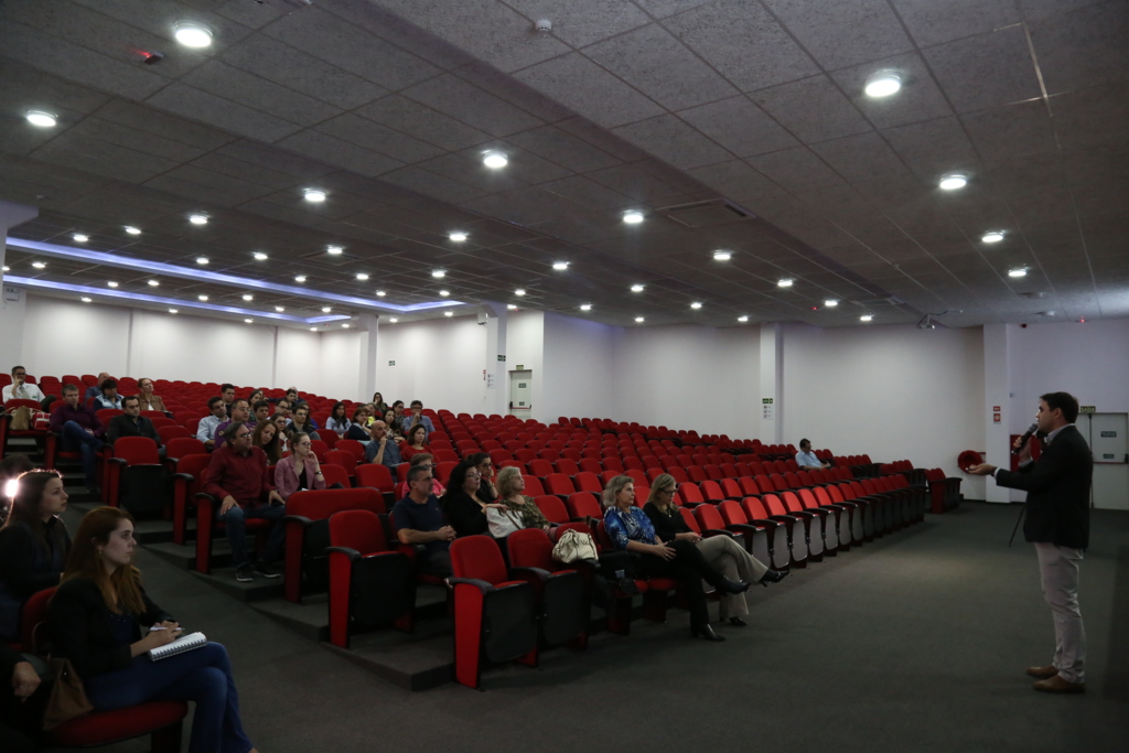 Foto: Charles Guerra (Diário) - Infectologista Thiego Teixeira Cavalheiro fez a explanação para 40 médicos da cidade