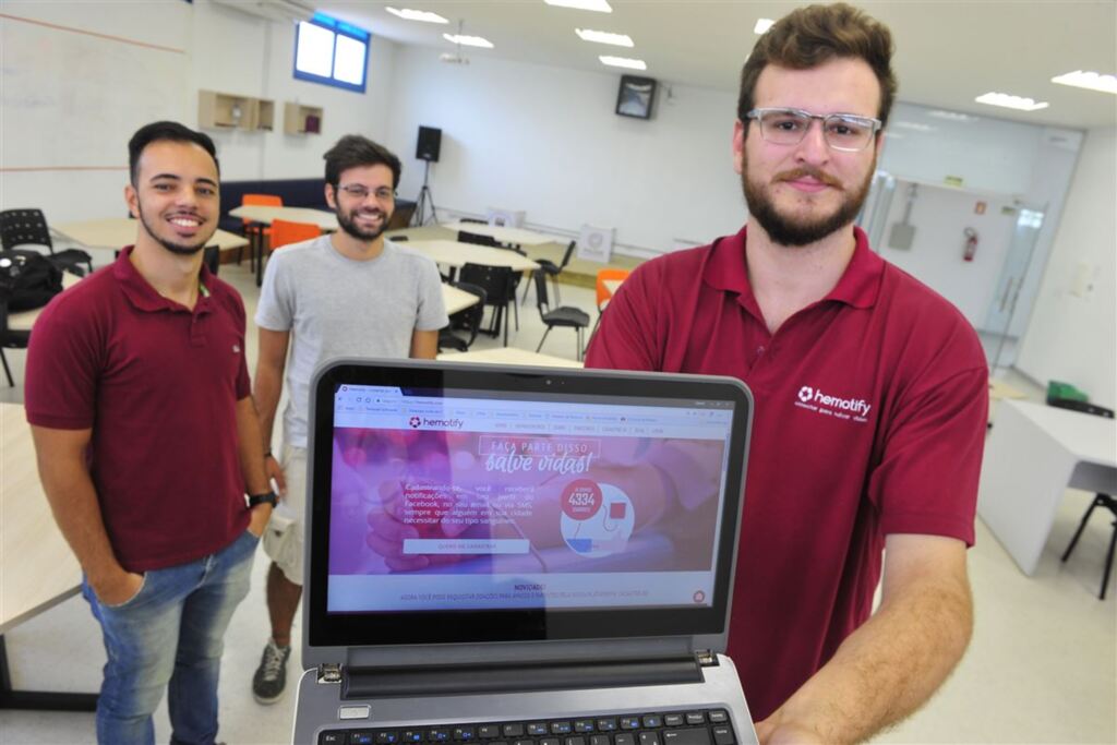 Foto: Gabriel Haesbaert (Diário) - Gabriel Ramos (a partir da esq.), Rômulo de Lima de Oliveira e Fernando Berwanger desenvolveram a plataforma