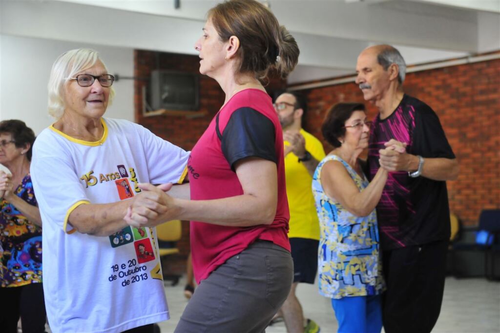Foto: Gabriel Haesbaert (Diário) - Lídia, 91 anos, se diverte durante as atividades do grupo