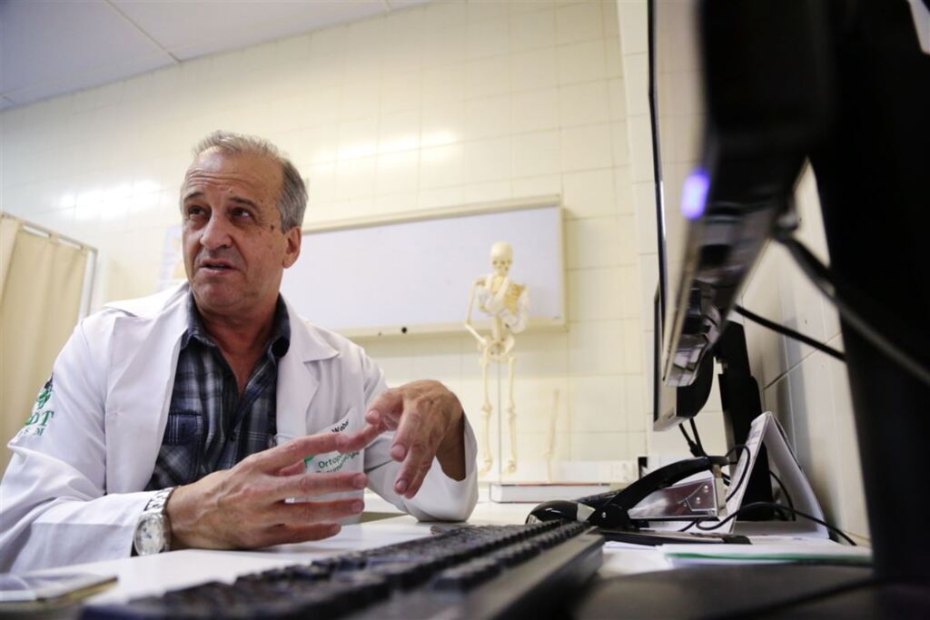 Foto: Lucas Amorelli (Diário) - O médico traumatologista do Husm Luiz Fernando Weber, integrou a equipe que fez a primeira viagem à França