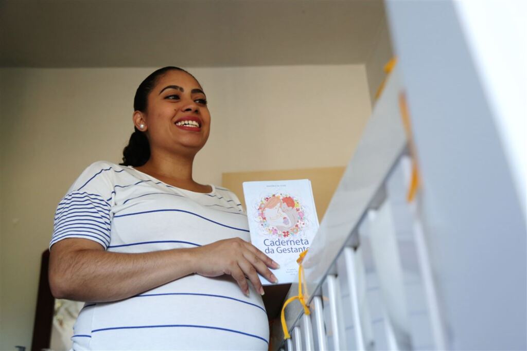 Foto: Lucas Amorelli - Na Unidade Básica de Saúde, Andrieli recebeu a Caderneta de Gestante, onde anota todas as consultas e exames do pré-natal. A filha, Luiza Vitória, chega em março