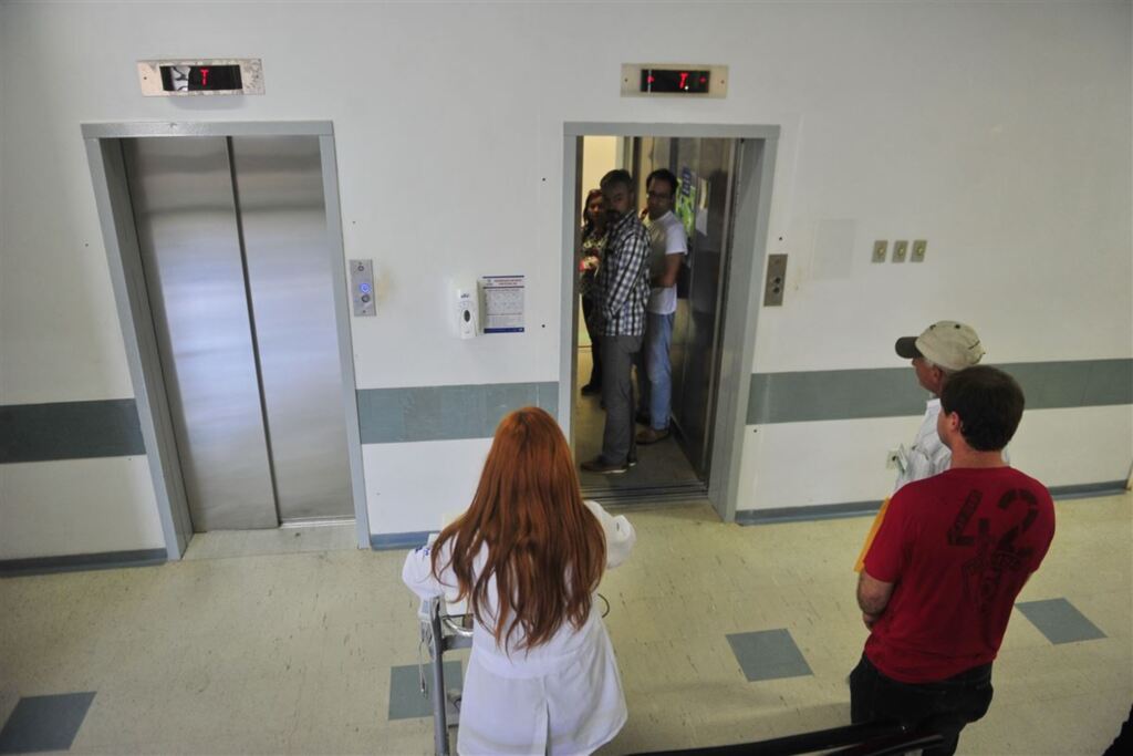 Foto: Gabriel Haesbaert (Diário) - Elevadores atendem cerca de 5 mil pessoas por dia no Husm