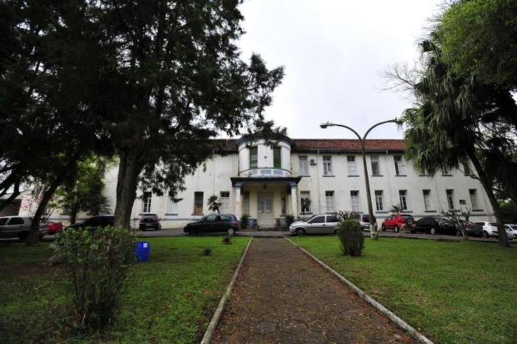 Charles Guerra/Newco - Pacientes de urgências e emergência estão sendo encaminhados para o hospital
