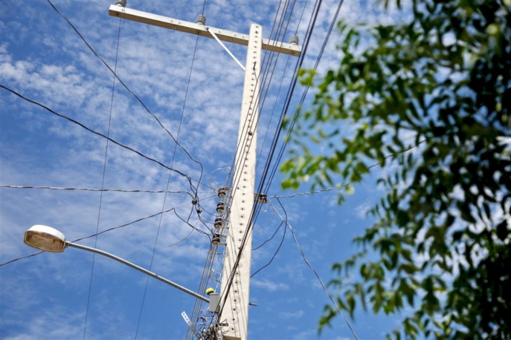Conta de luz deve baixar 20% a partir do dia 16 de abril, segundo Bolsonaro
