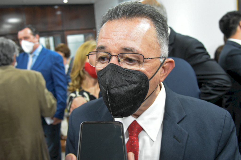 Valdeci Oliveira toma posse como presidente da Assembleia Legislativa