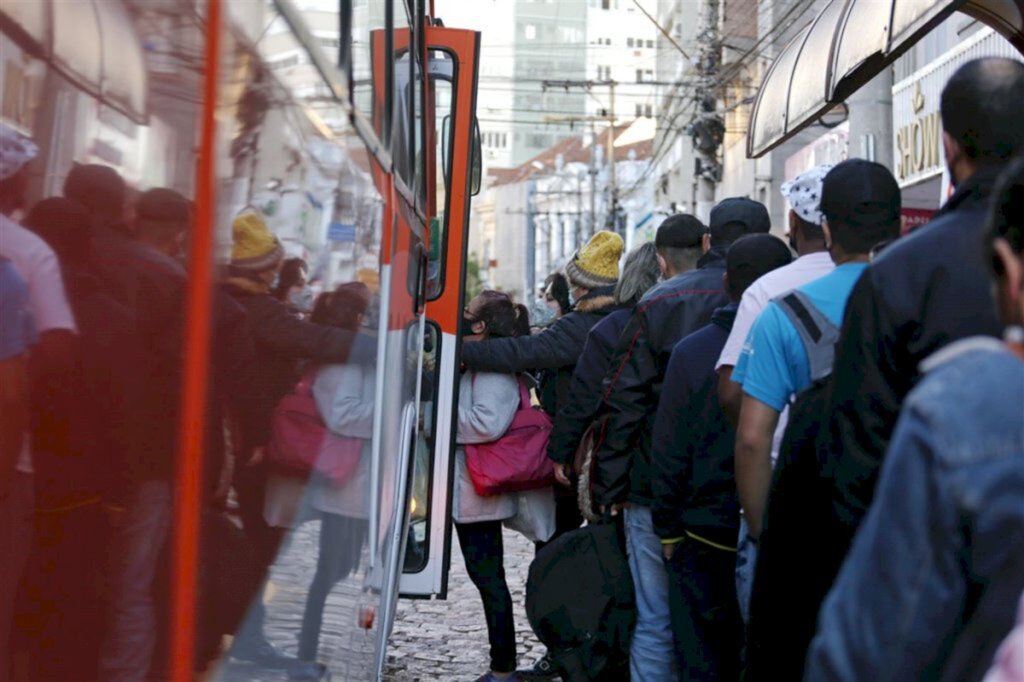 título imagem Prefeito Pozzobom promete licitação do transporte coletivo até o fim do ano