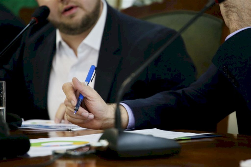 Como o governo municipal tem lidado com os contextos interno e externo