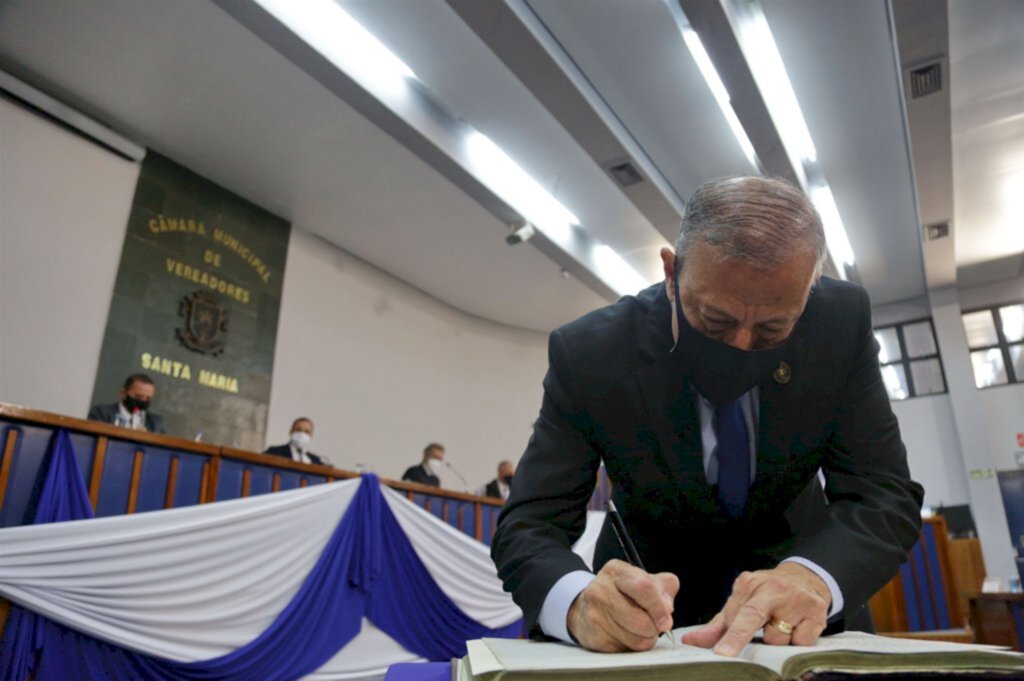 VÍDEO: prefeito, vice e vereadores tomam posse, e João Ricardo Vargas é eleito presidente da Câmara