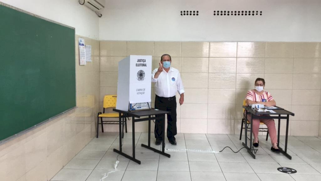 Com família e apoiadores, Sergio Cechin vota neste domingo