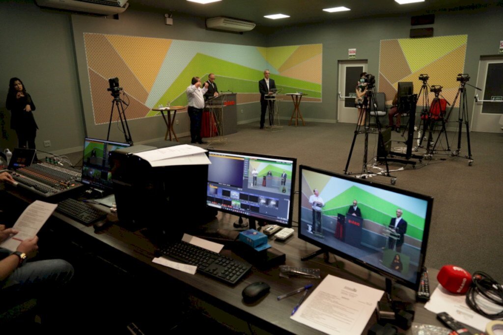 Em debate acalorado, clima dos bastidores é tranquilo entre equipe dos candidatos