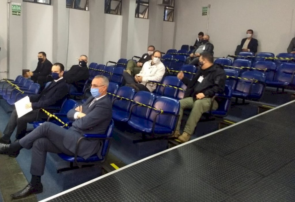 Com folga de votos, Legislativo arquiva denúncia contra o prefeito Pozzobom