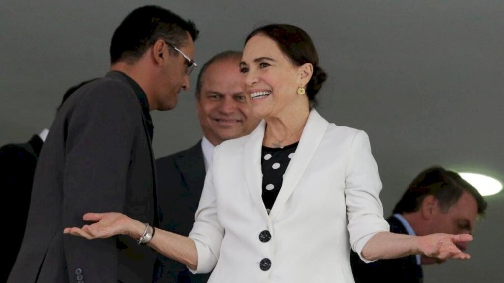 Atriz Regina Duarte deixa o comando da Secretaria de Cultura